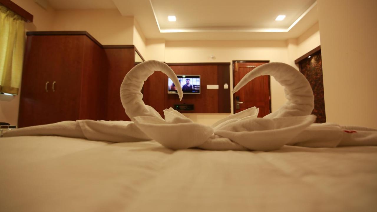 Hotel Apple Suites Bangalore Bagian luar foto